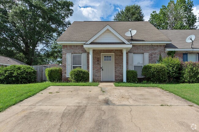 Building Photo - Available Now! Rental