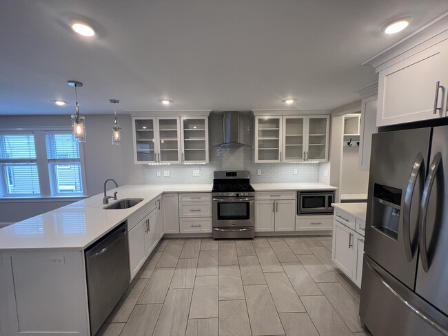 Building Photo - 33 Sterling St Unit 1