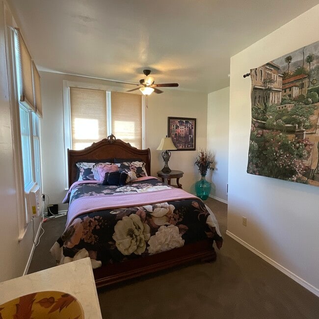 Large bedroom Queen bed - 155 Townsend St Unit #4 Bonner House