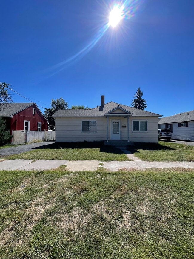 Building Photo - 3 bed 2 bath house with attached garage - ...