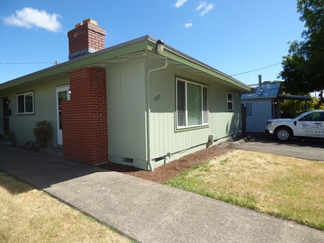 Building Photo - 1375-1377 Franklin St NW Salem, OR 97304 Unit 1375