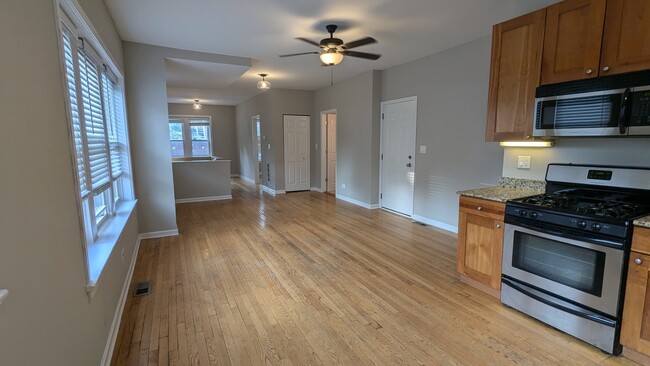 Photo - 3745 W Argyle St Unit 1