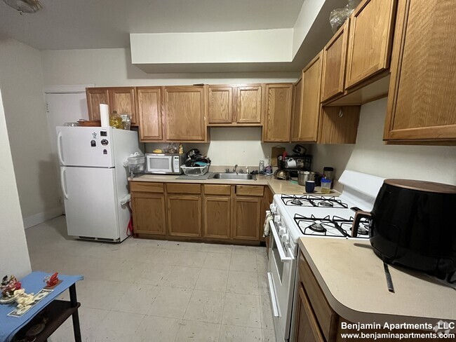 Building Photo - 1784 Beacon St Unit 1A Rental