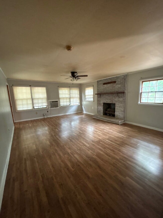 Photo - 505 N College St