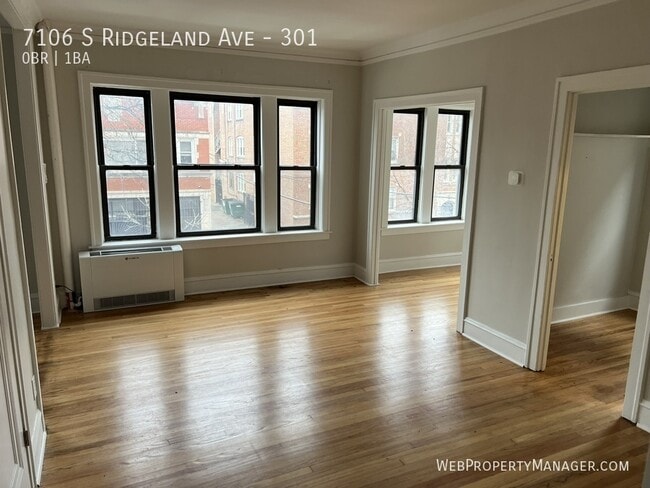 Building Photo - 7106 S Ridgeland Ave Unit 301