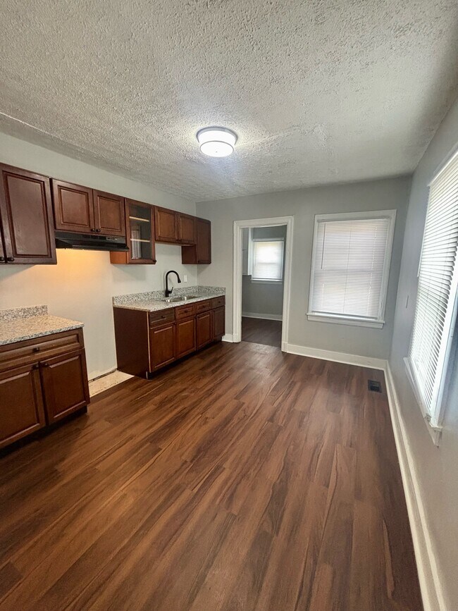 Photo - 1547 Longfield Ave