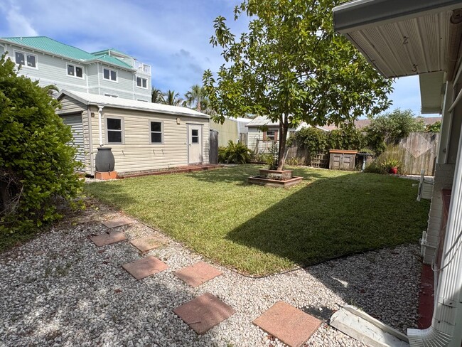 Photo - 120 Coquina St