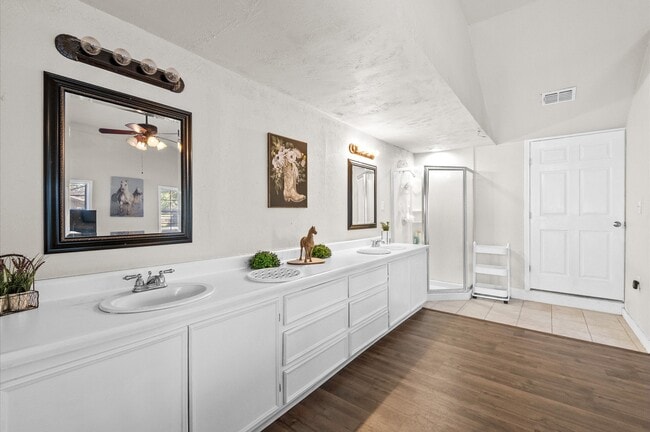 Photo - 1106 Oriole Ln