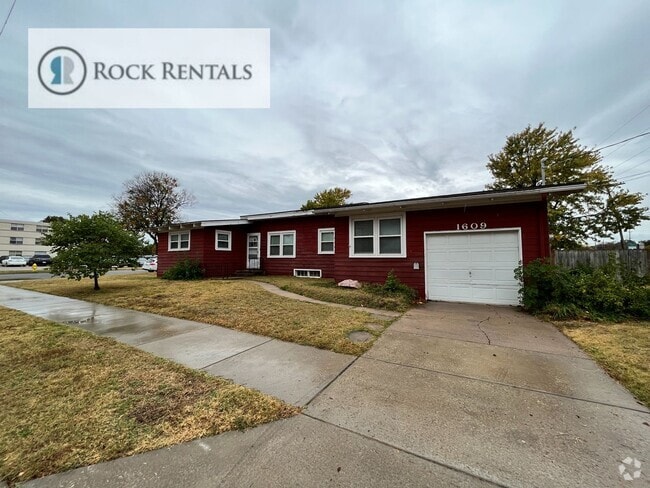 Building Photo - 2 Bed 1.5 Bath with Bonus Room Rental