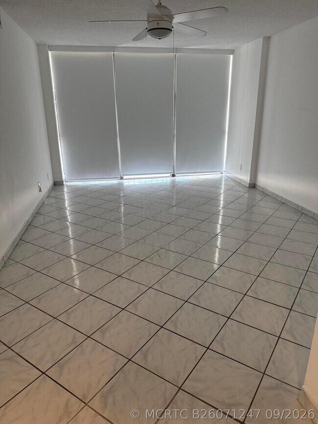 Photo - 1000 Parkview Dr Unit 424