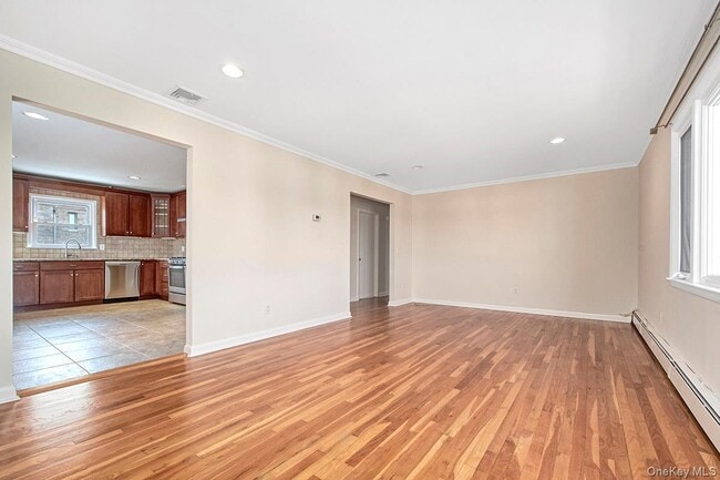 Photo - 222 Gainsborg Ave E