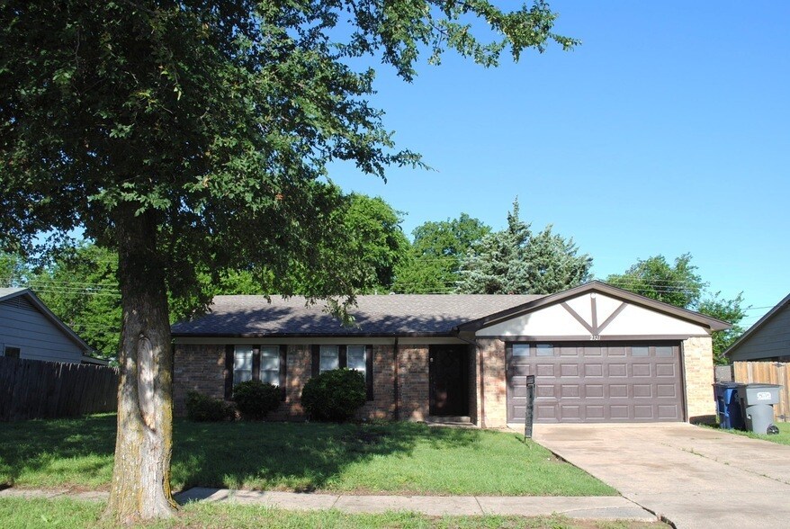 Photo - 2321 Suffolk Ln