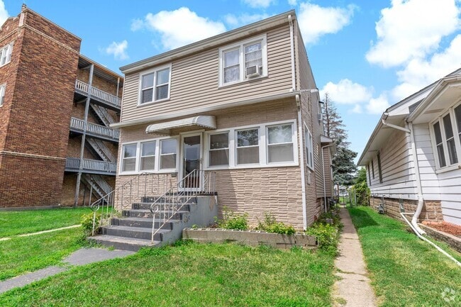 Building Photo - 36 157th St Rental