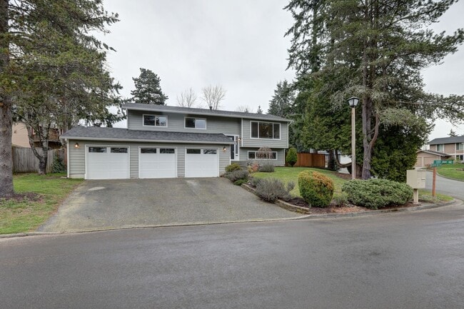 Building Photo - Kirkland Home w/4bd, 3ba & Large Backyard!