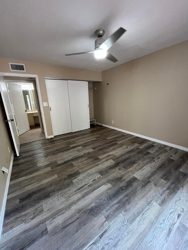 Photo - 616 Executive Center Dr Unidad 104