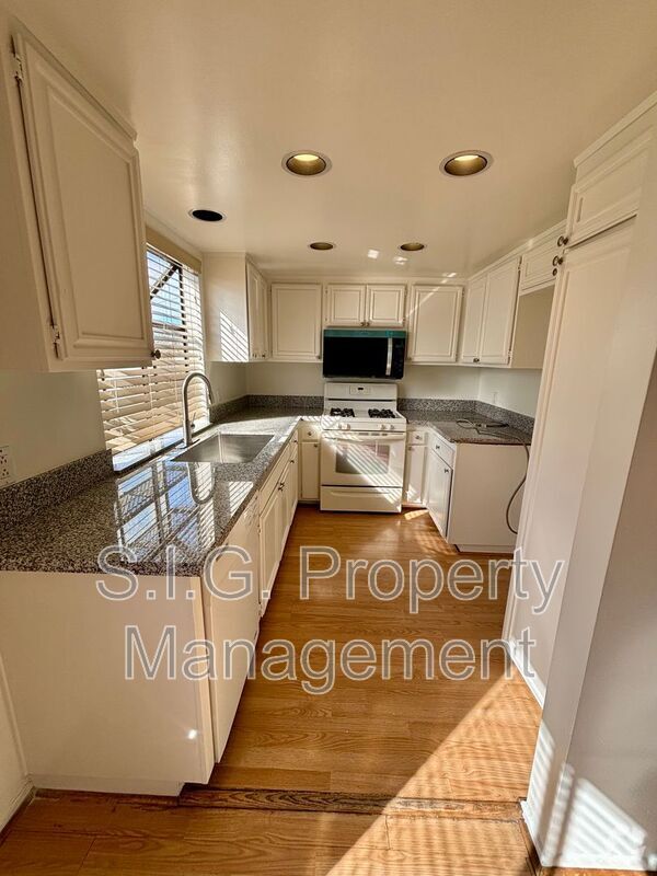 Building Photo - 691 S Marengo Ave Unit #4 Rental