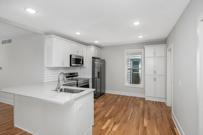 Photo - 751 Veto St NW