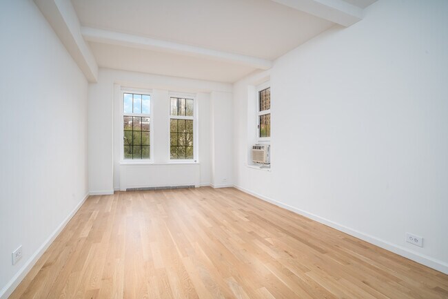 Photo - 470 W 24th St