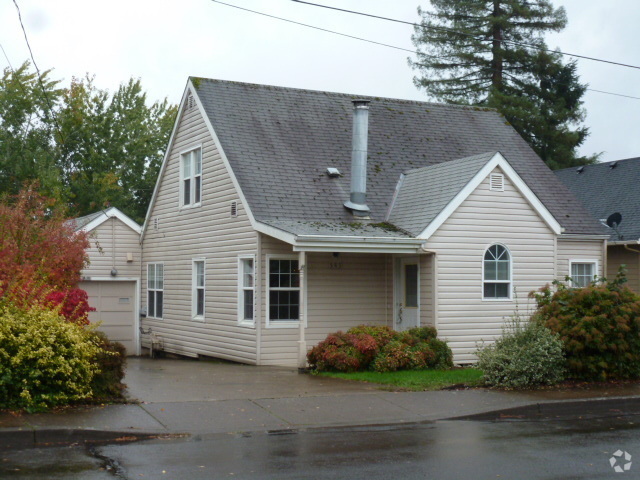 Building Photo - 545 SE Hankel St Rental