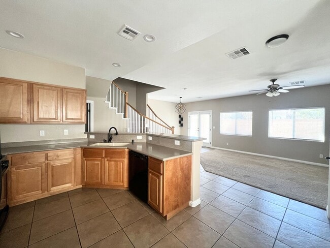 Photo - 102 S Pointe Way