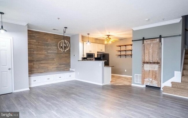 Photo - 4910 Edgeware Terrace