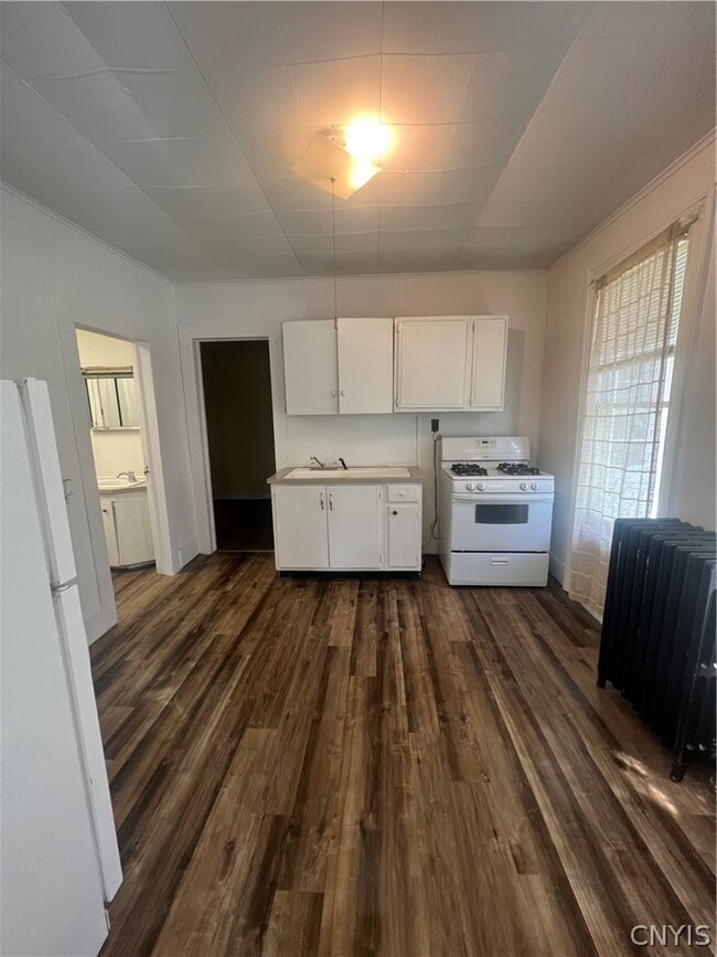 Photo - 255 W 5th St
