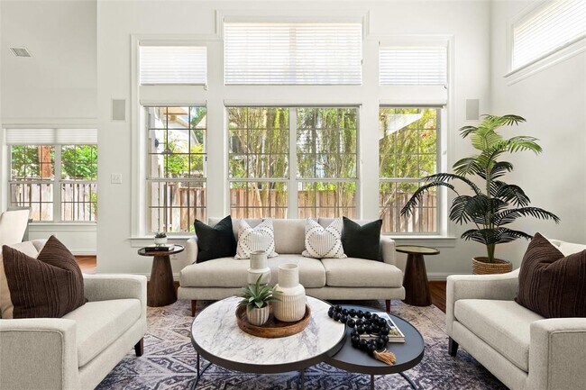 Building Photo - 3805 Tonkawa Trail Unit A2