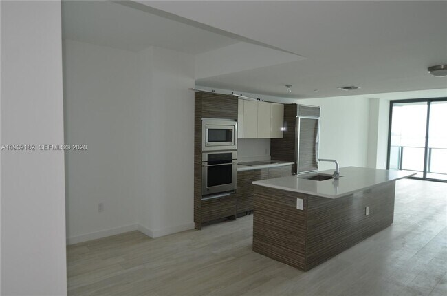 Photo - 460 NE 28th St