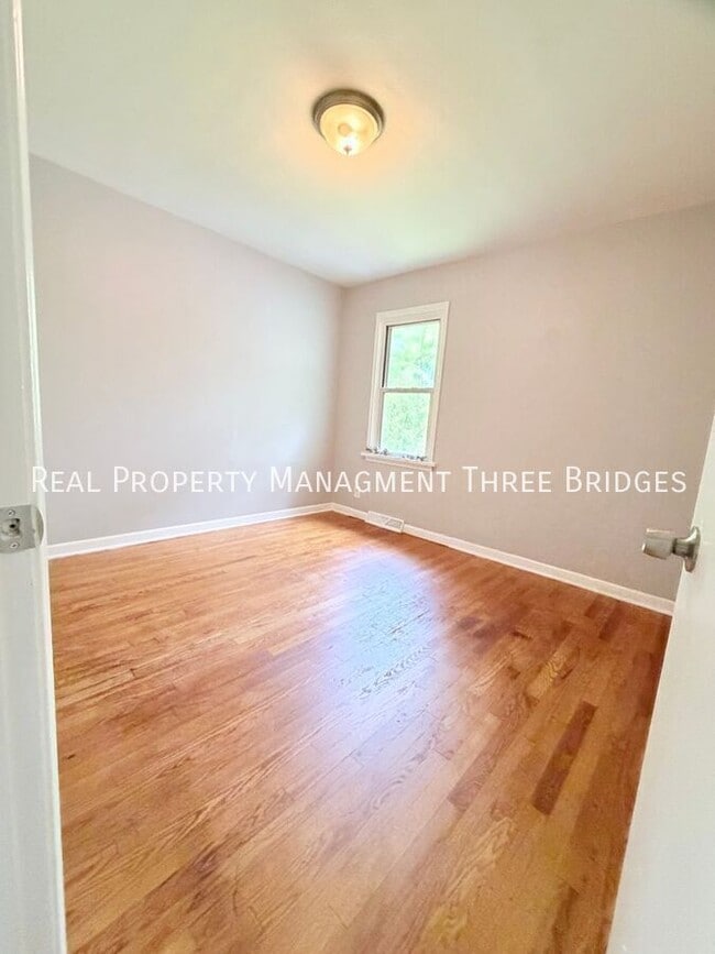 Photo - 536 Ames Pl