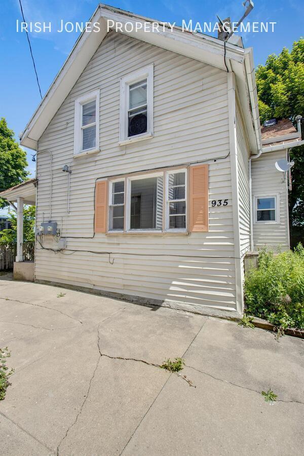 Building Photo - 935 Niagara St Unit Apt 4 - Rear Lower