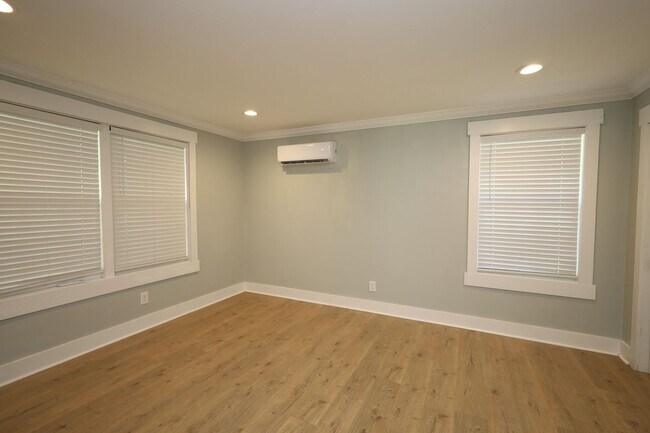 Photo - 308 E Jane St Unidad A