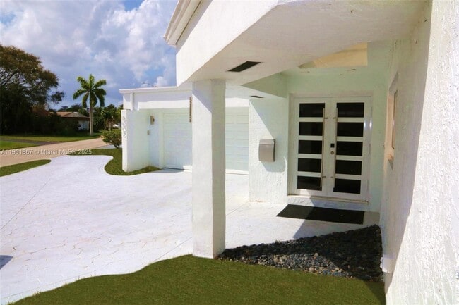 Photo - 6003 Umbrella Tree Ln