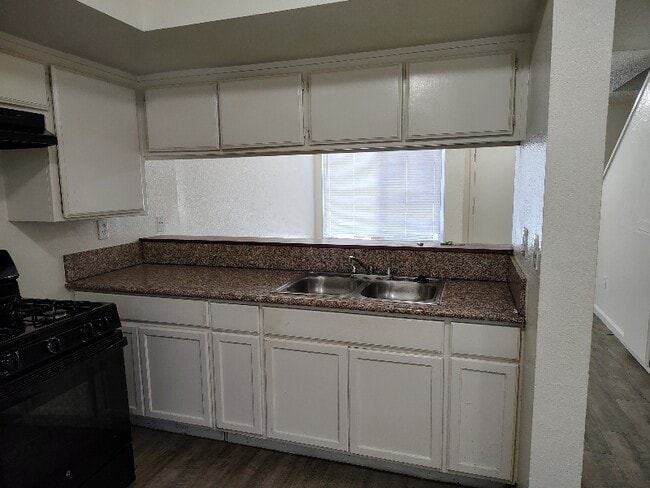 Photo - 2010 Larcus Ave