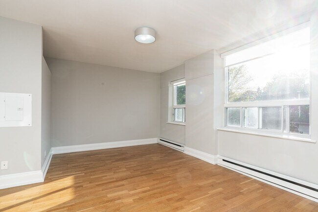 Photo - 110 Oriole Pkwy Unité 202