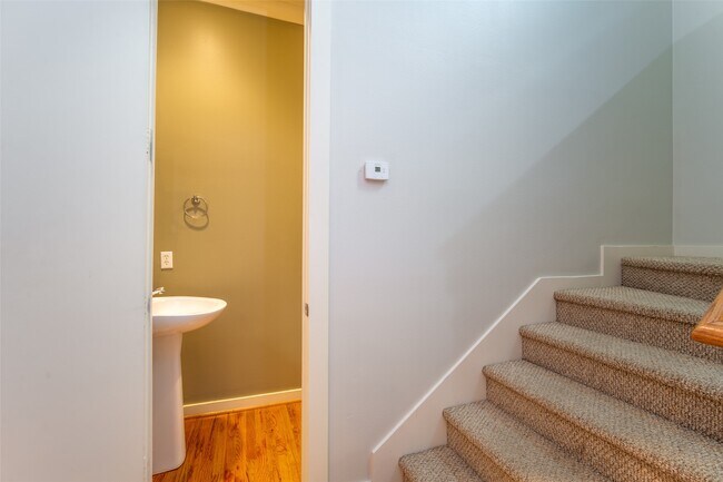 Photo - 4430 Center St