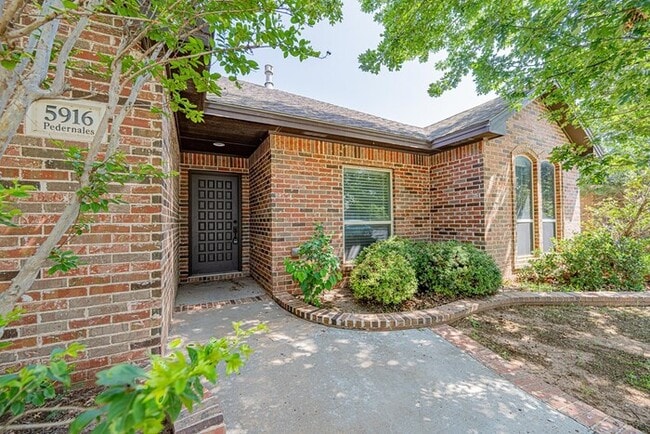 Photo - 3 bed 2 bath home with 2 car garage!