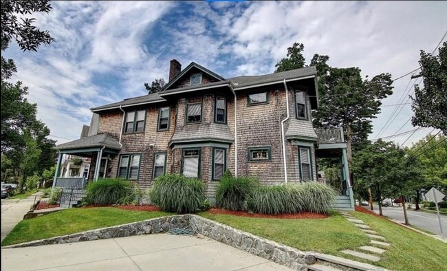 Building Photo - 173 Rochambeau Ave Unit 1