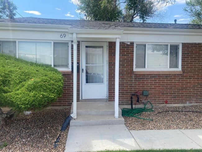 Building Photo - Spacious 2 Bedroom, 1 Bathroom Duplex with... Rental
