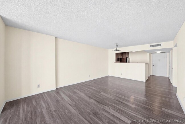 Photo - 1000 Parkview Dr Unit 1006