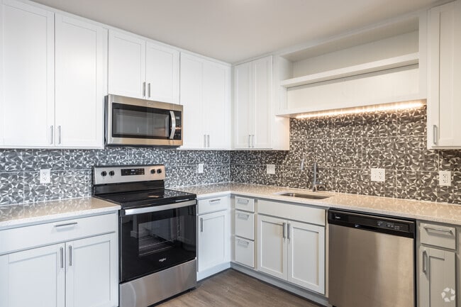 2BR, 2BA - 1140SF - Kitchen