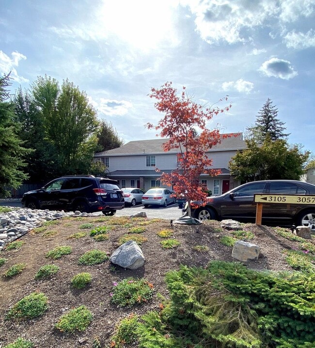 Building Photo - Large Updated 2 Bed, 1.5 Bath Townhouse w/ Washer & Dryer + Off-street Parking