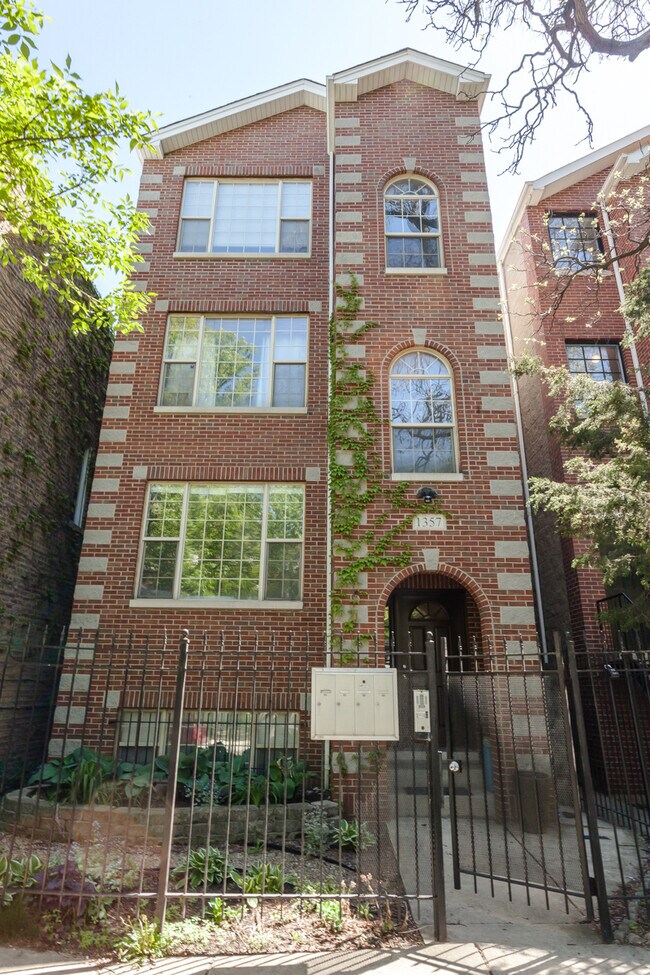 Photo - 1357 N Artesian Ave Unidad 2