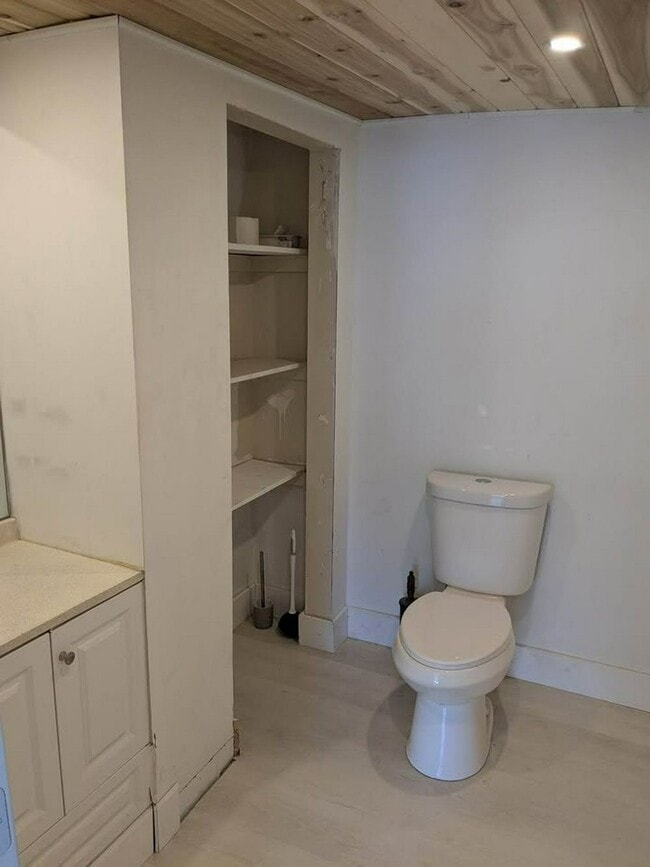 Photo - 605 NE 27th St