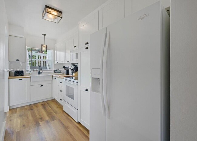 Photo - 161 NE 10th Ave