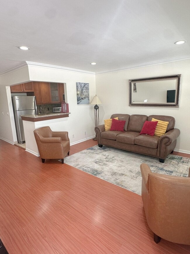 Building Photo - 14 Westbury E Unit 14