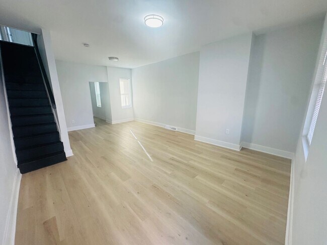 Photo - Renovated 4bd/1bth House with Rear yard!! ...