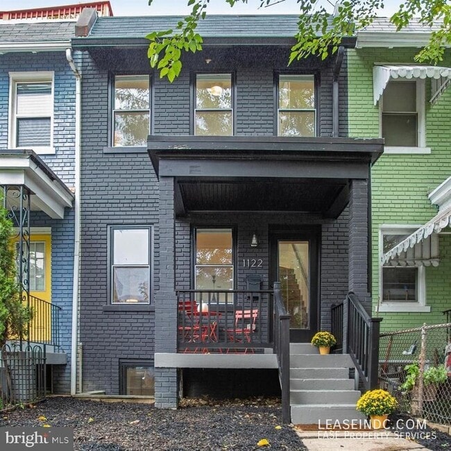 Building Photo - 1122 Abbey Pl NE Unit #1122