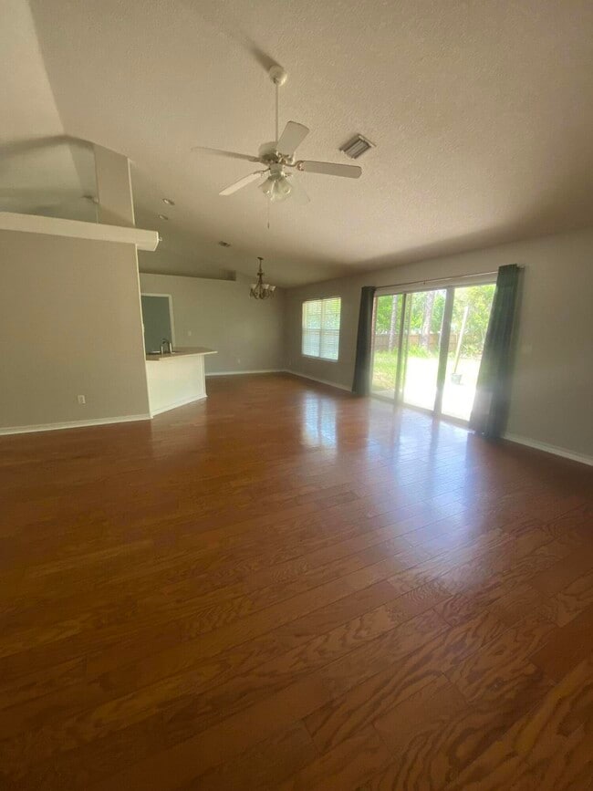 Photo - 6568 Fern St