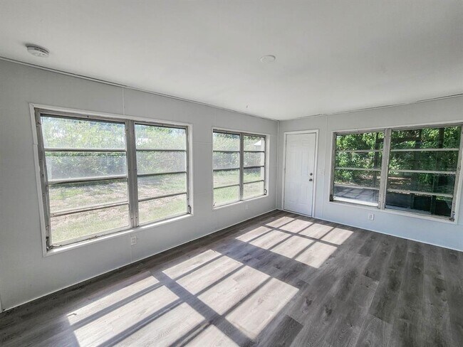 Photo - 995 Barclay Dr