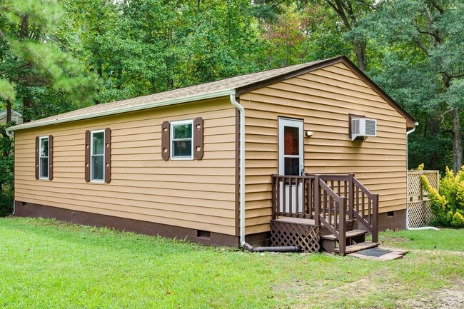 Building Photo - CHARMING 3-BEDROOM CEDAR SIDED RANCH HOUSE -Available